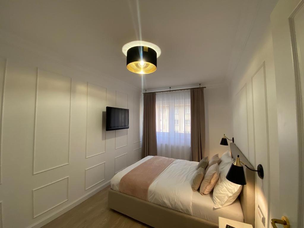 Central Spacious Apartment With Balcony - Alba Carolina Alba Iulia Exterior photo